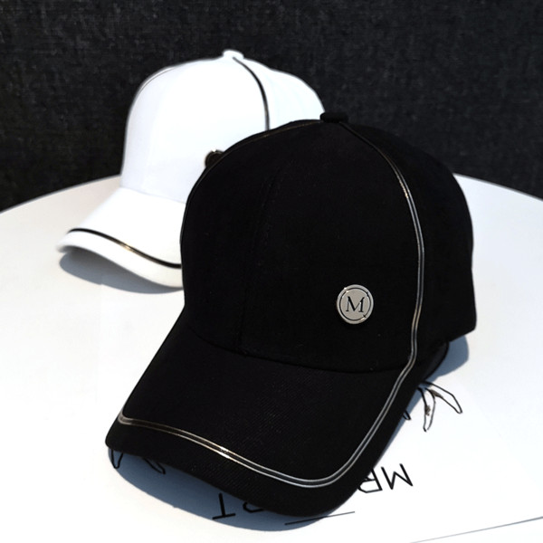 Új modell női sapka - napellenzővel és fém elemmel