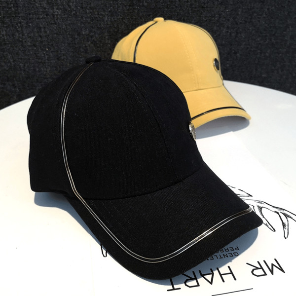 Új modell női sapka - napellenzővel és fém elemmel