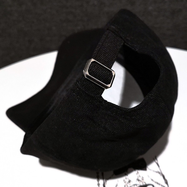 Új modell női sapka - napellenzővel és fém elemmel