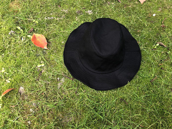 Karimájú női sapka - textilből