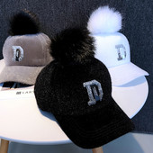 Modern női téli sapka pehelypomponnal