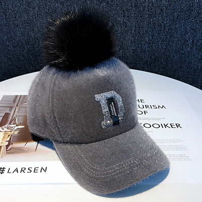 Modern női téli sapka pehelypomponnal