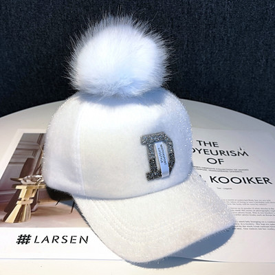 Modern női téli sapka pehelypomponnal