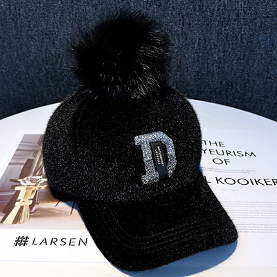 Modern női téli sapka pehelypomponnal