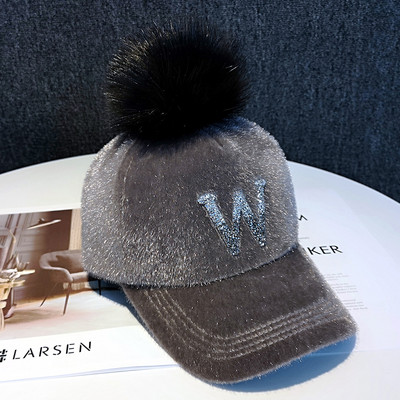 Modern női téli sapka pehelypomponnal