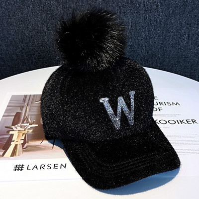 Modern női téli sapka pehelypomponnal