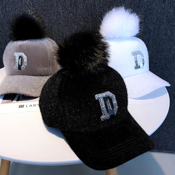 Modern női téli sapka pehelypomponnal