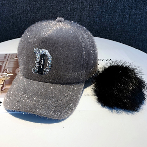 Modern női téli sapka pehelypomponnal