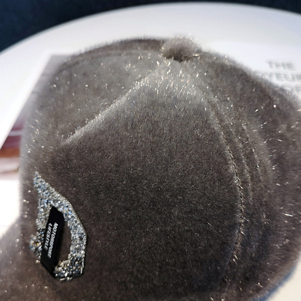 Modern női téli sapka pehelypomponnal