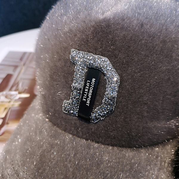 Modern női téli sapka pehelypomponnal