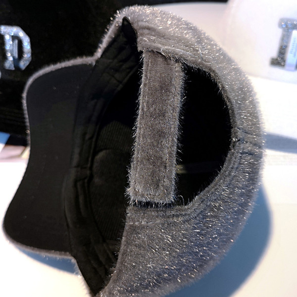 Modern női téli sapka pehelypomponnal