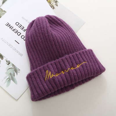 Gyapjú női sapka hímzéssel