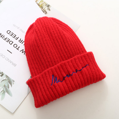 Gyapjú női sapka hímzéssel