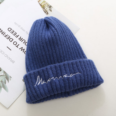 Gyapjú női sapka hímzéssel