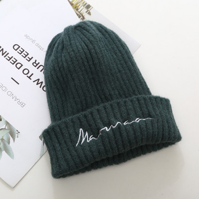 Gyapjú női sapka hímzéssel