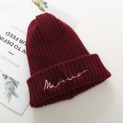 Gyapjú női sapka hímzéssel