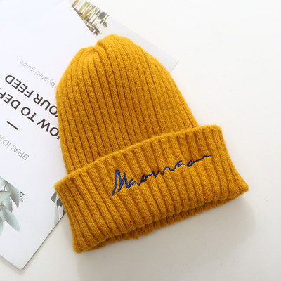 Gyapjú női sapka hímzéssel