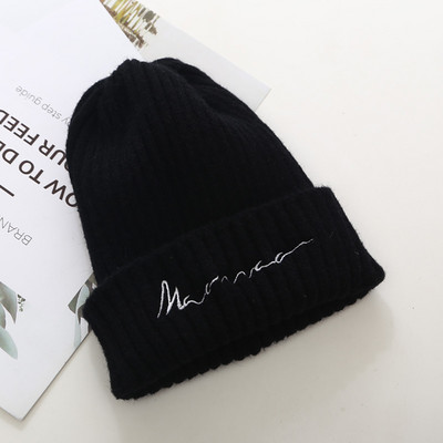 Gyapjú női sapka hímzéssel