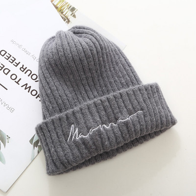 Gyapjú női sapka hímzéssel