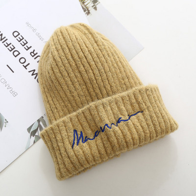 Gyapjú női sapka hímzéssel