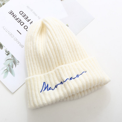 Gyapjú női sapka hímzéssel