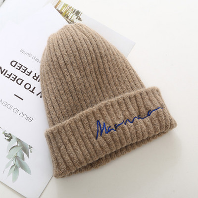 Gyapjú női sapka hímzéssel