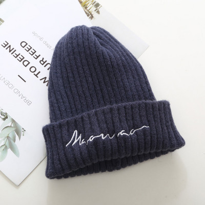 Gyapjú női sapka hímzéssel