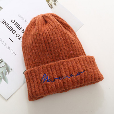 Gyapjú női sapka hímzéssel