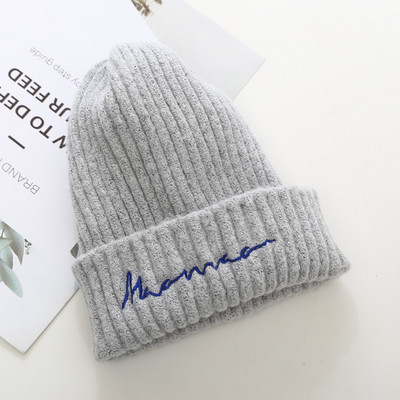 Gyapjú női sapka hímzéssel