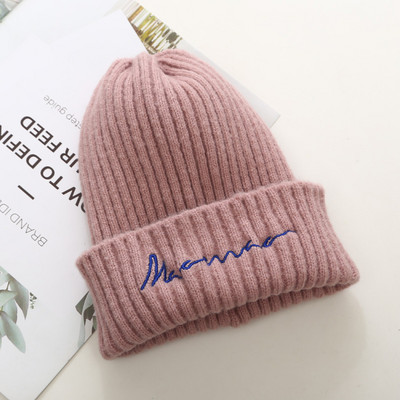 Gyapjú női sapka hímzéssel