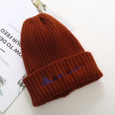 Gyapjú női sapka hímzéssel