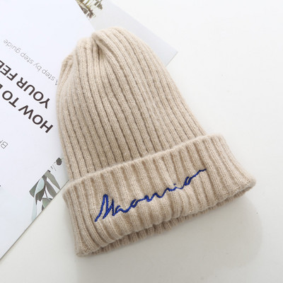 Gyapjú női sapka hímzéssel