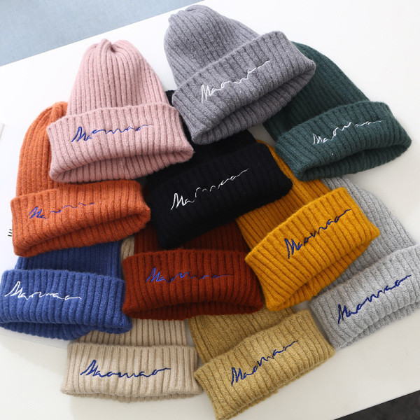 Gyapjú női sapka hímzéssel