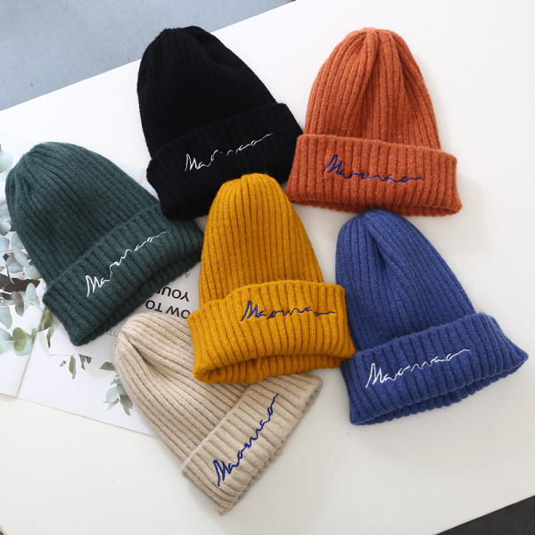 Gyapjú női sapka hímzéssel