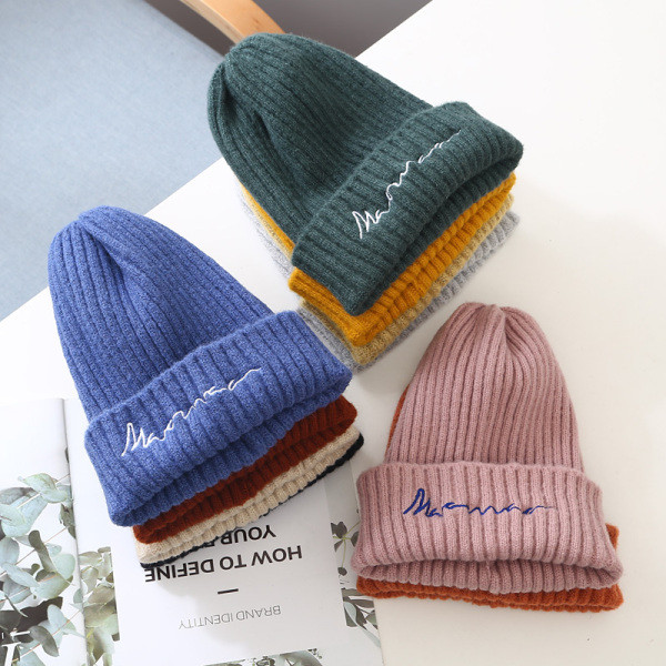 Gyapjú női sapka hímzéssel