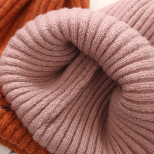 Gyapjú női sapka hímzéssel