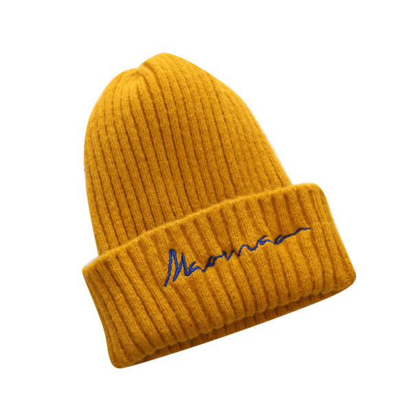 Gyapjú női sapka hímzéssel