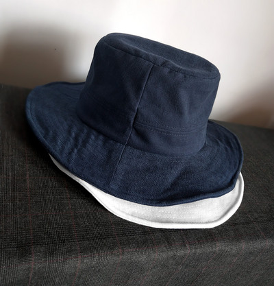 Karimájú női sapka - textilből