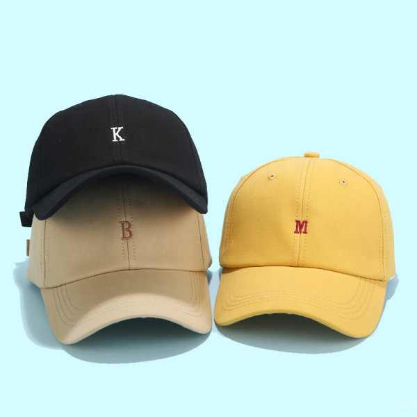 Alkalmi sapka napellenzővel és hímzéssel - nőknek és férfiaknak