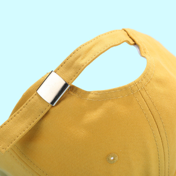 Alkalmi sapka napellenzővel és hímzéssel - nőknek és férfiaknak