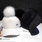 Őszi-téli női sapka pehelypomponnal és hímzéssel