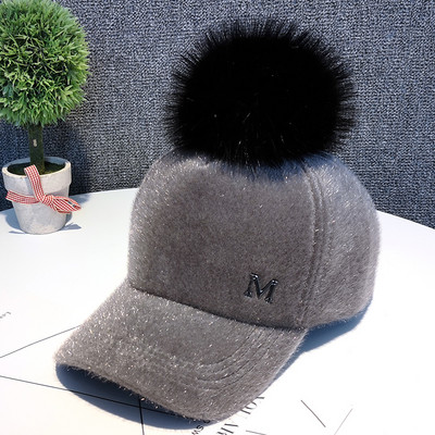 Őszi-téli női sapka pehelypomponnal és hímzéssel