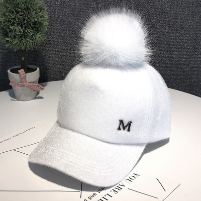 Őszi-téli női sapka pehelypomponnal és hímzéssel