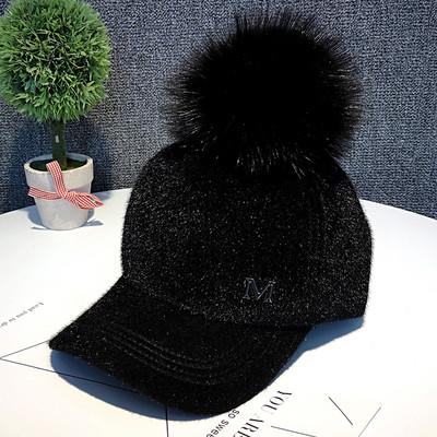 Őszi-téli női sapka pehelypomponnal és hímzéssel