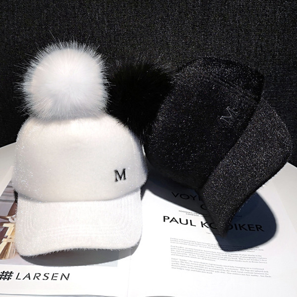 Őszi-téli női sapka pehelypomponnal és hímzéssel