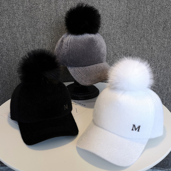 Őszi-téli női sapka pehelypomponnal és hímzéssel