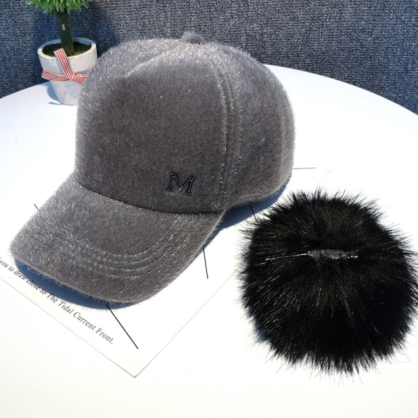 Őszi-téli női sapka pehelypomponnal és hímzéssel