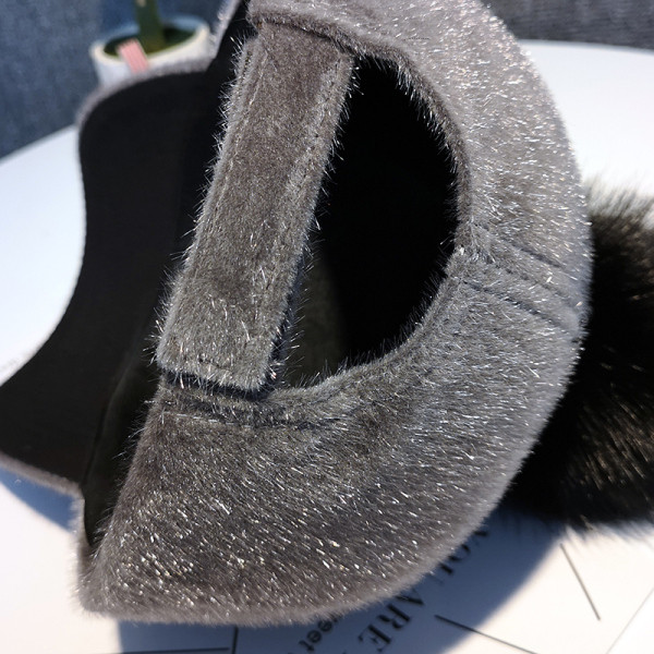 Őszi-téli női sapka pehelypomponnal és hímzéssel