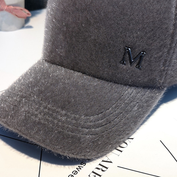 Őszi-téli női sapka pehelypomponnal és hímzéssel