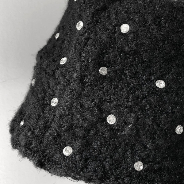 Fekete női sapka kövekkel